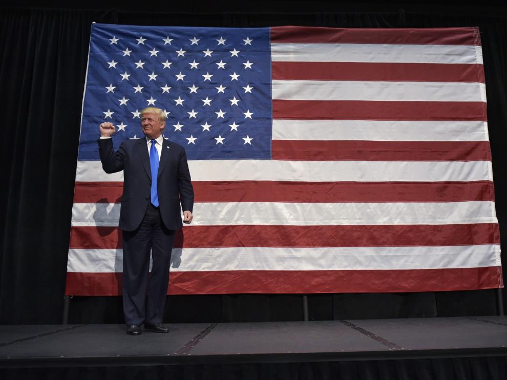 Donald Trump, delante de la bandera estadounidense, durante un acto de campaña