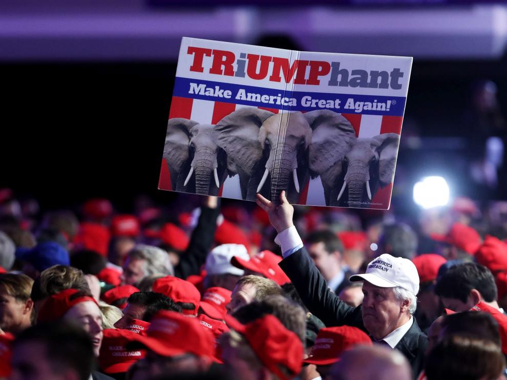 Simpatizantes de Trump celebran la victoria.