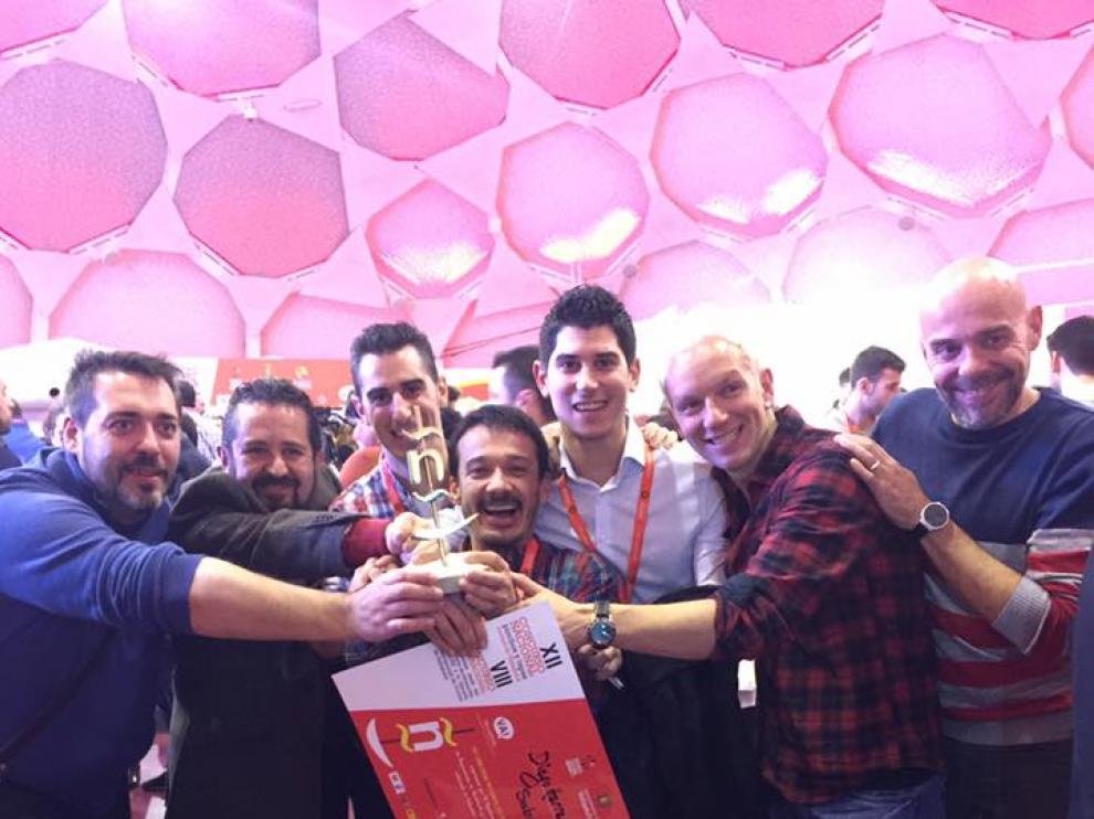 El chef Diego Herrero y miembros del restaurante Montes de Vidocq, de Formigal, celebran el premio.
