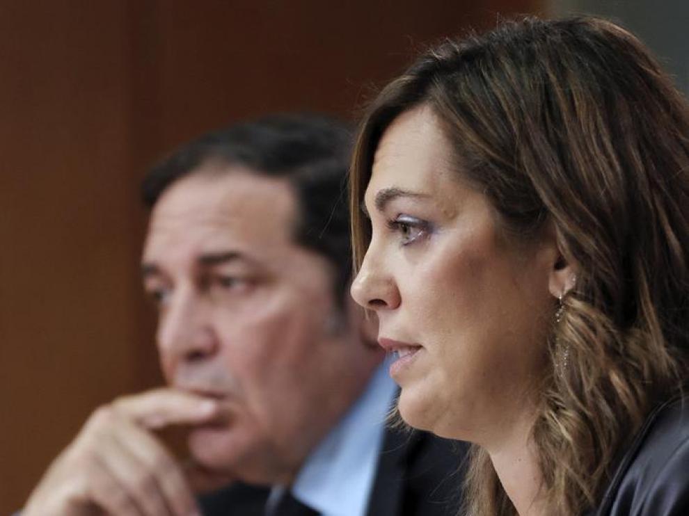 La portavoz y consejera de Agricultura, Milagros Marcos (d), durante la rueda de prensa ofrecida tras la reunión del Consejo de Gobierno.