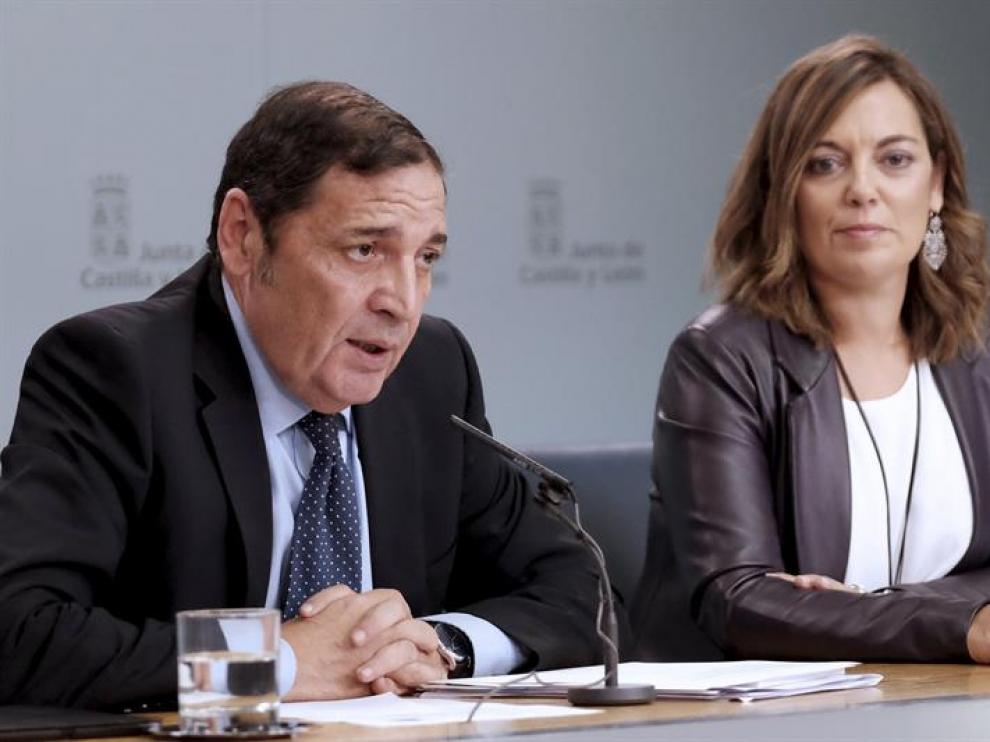 Fotografía facilitada por la Junta de Castilla y León del consejero de Sanidad, Antonio Sáez Aguado (i), y la portavoz y consejera de Agricultura, Milagros Marcos (d),