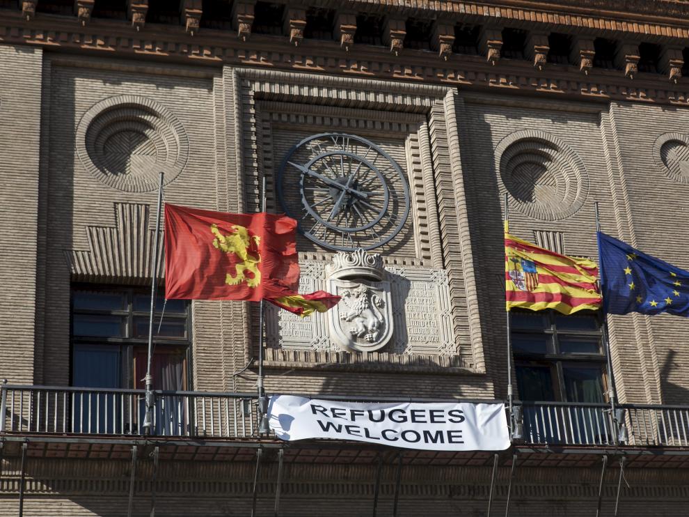 Imagen de archivo de la pancarta de bienvenida a los refugiados en el Ayuntamiento de Zaragoza.