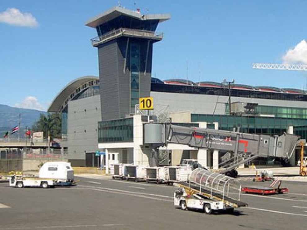 Evacúan un avión en el aeropuerto de Costa Rica por la broma de un