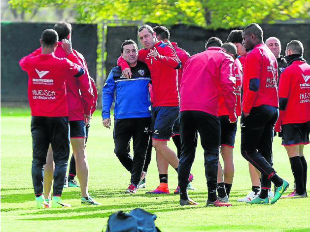 El delantero vasco Urko Vera bromea con el utillero del equipo, José Luis Tosat 'Chera' al comienzo del entrenamiento