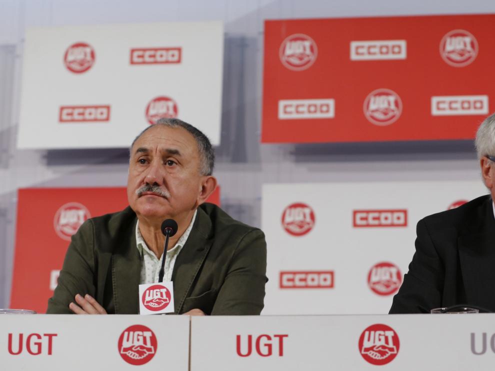 Los secretarios generales de UGT, Pepe Álvarez, y de CC. OO., Ignacio Fernández Toxo, este jueves.