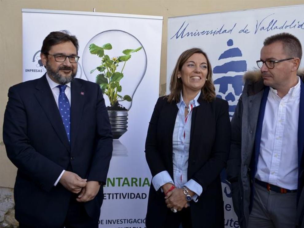 Milagros Marcos (c) junto al vicerrector de Infraestructuras de la UVa, Luis Manuel Navas (i) y el director general de Deporcyl, Daniel Manso (d), antes de presentar el proyecto Life Ammonia Trapping