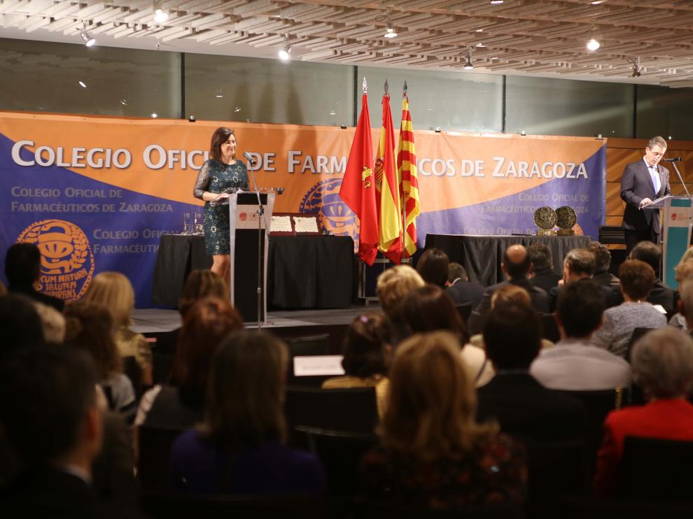 Raquel García, secretaria de la Junta de Gobierno del Colegio de Farmacéuticos, presentó el acto en el hotel Reina Petronila.