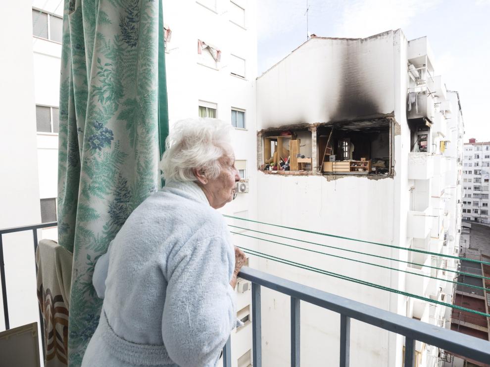 Una vecina del patio interior observa desde su balcón el efecto de la explosión.