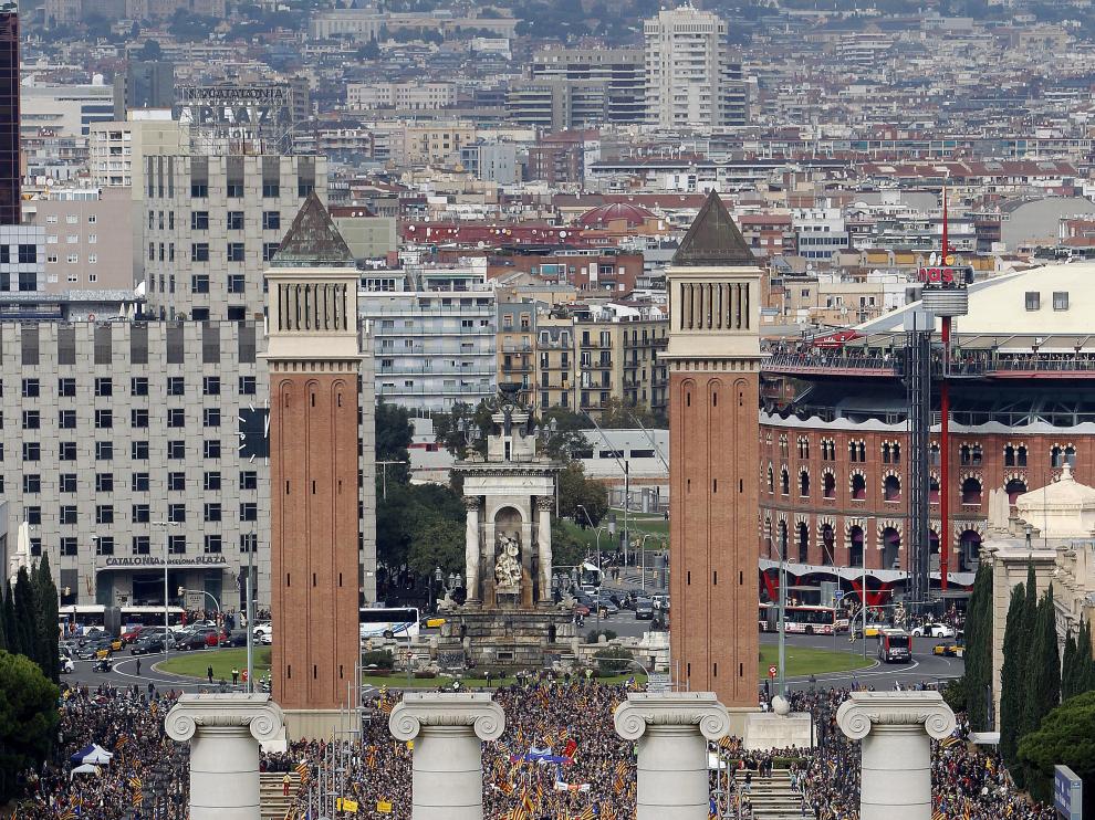 Miles de personas protestan en Barcelona en apoyo a los cargos electos soberanistas.