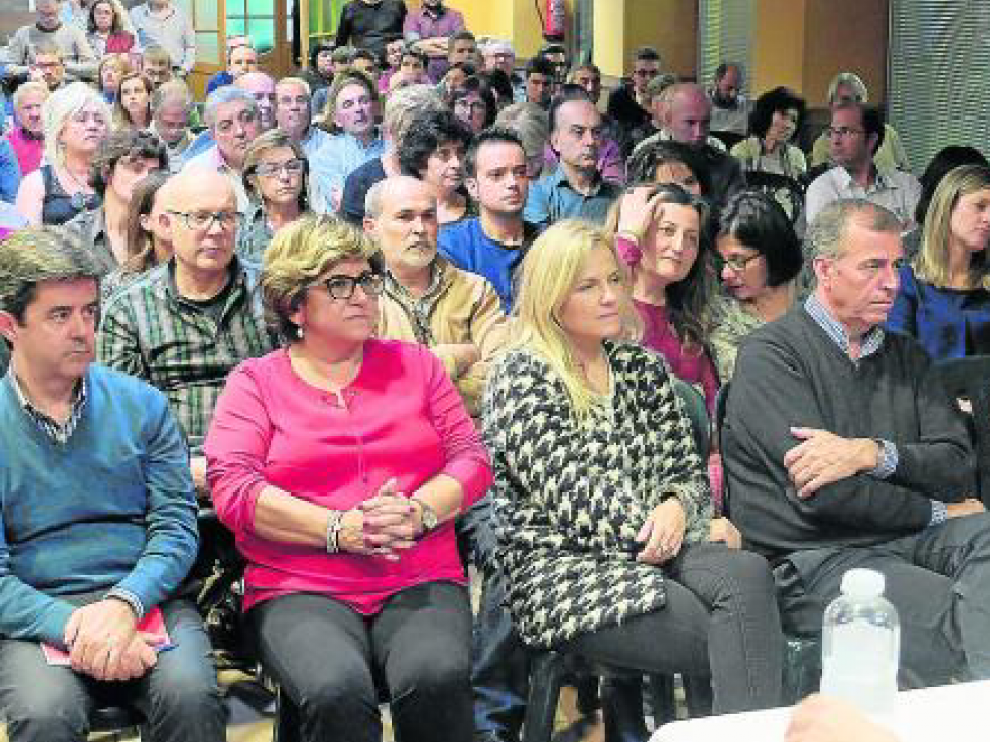 Antonio Cosculluela, segundo por la derecha, durante la jornada del PSOE en las Vilas del Turbón.