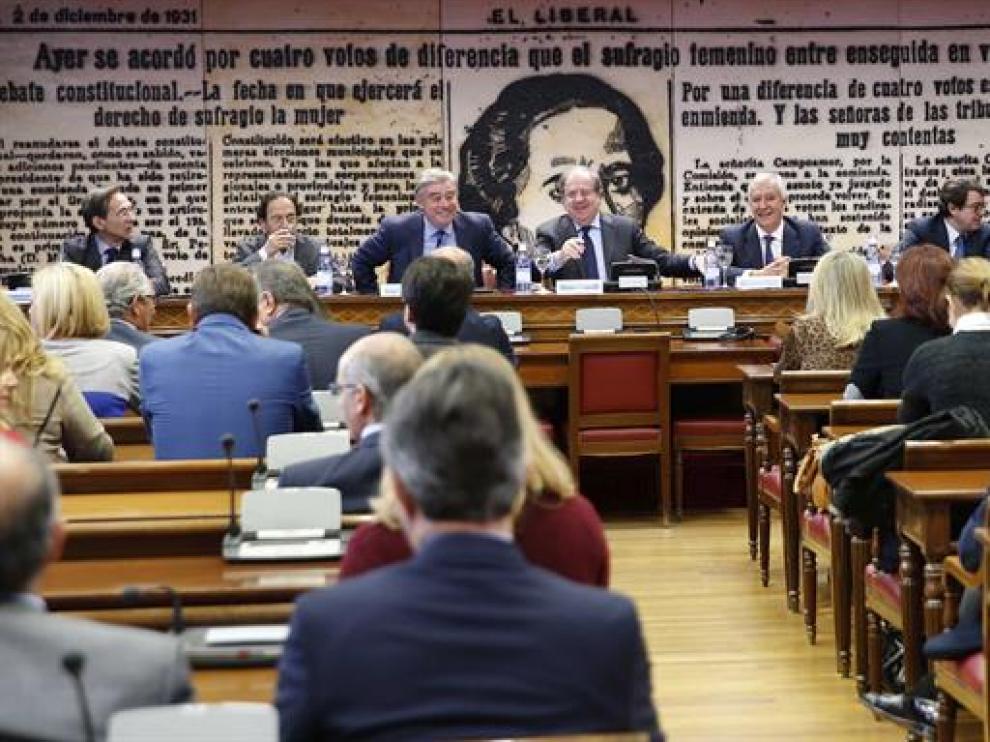 El presidente de Castilla y León, Juan Vicente Herrera (c), y el portavoz del Grupo Popular en el Senado, José Manuel Barreiro (3i), durante el acto de constitución del Grupo Territorial de Senadores del PP de Castilla y León.