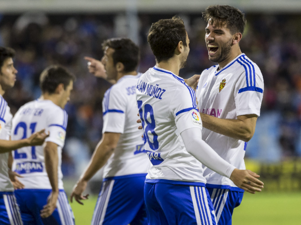 Cabrera, eufórico, celebra el 1-0 ante el Mirandés junto a Juan Muñoz y el resto del equipo.