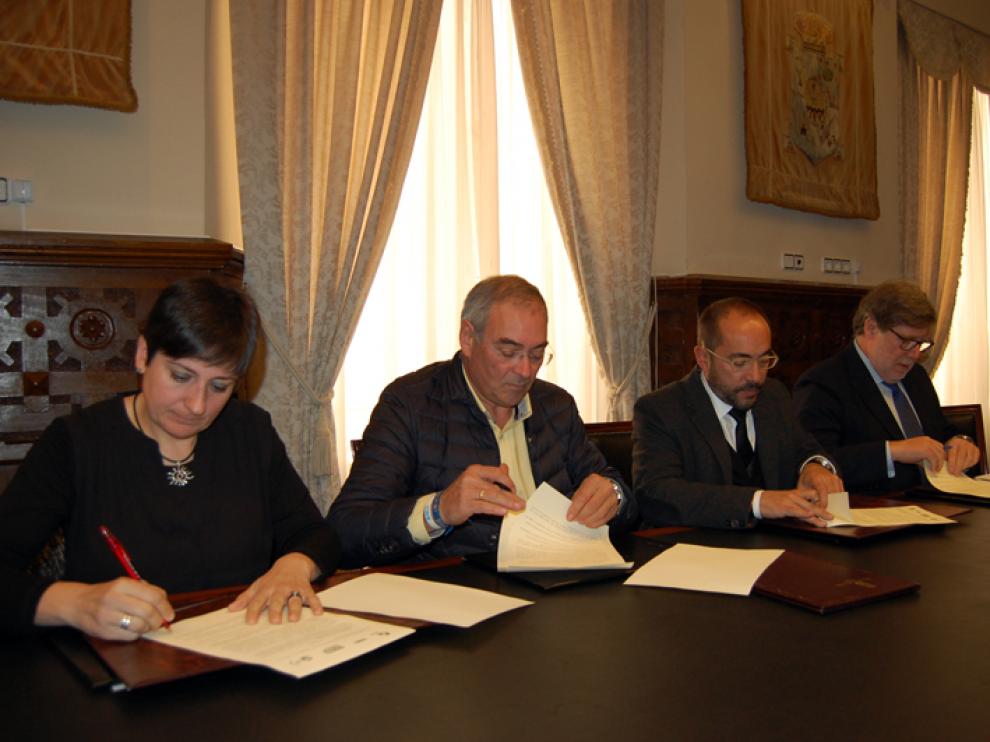 Ana Romero, Evelio Angulo, Luis Rey y Santiago Aparicio, de izquierda a derecha, durante la firma de constitución del Consejo.