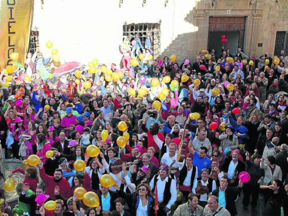 Momento de la grabación multitudinaria del 'lipdub' en el casco antiguo de Rubielos de Mora.