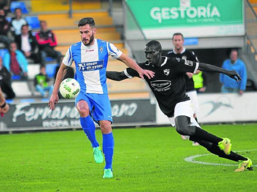 Moustapha, del Ebro, intenta arrebatarle el esférico a un jugador del Alcoyano.