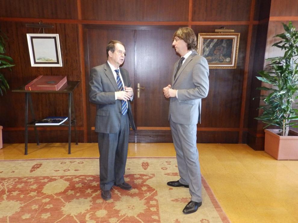 El alcalde de Soria, el socialista Carlos Martínez, con el regidor de Vigo y presidente de la FEMP, Abel Caballero.