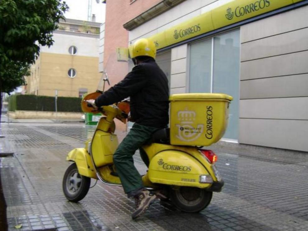 Un cartero de corrreos en su moto en una imagen de archivo