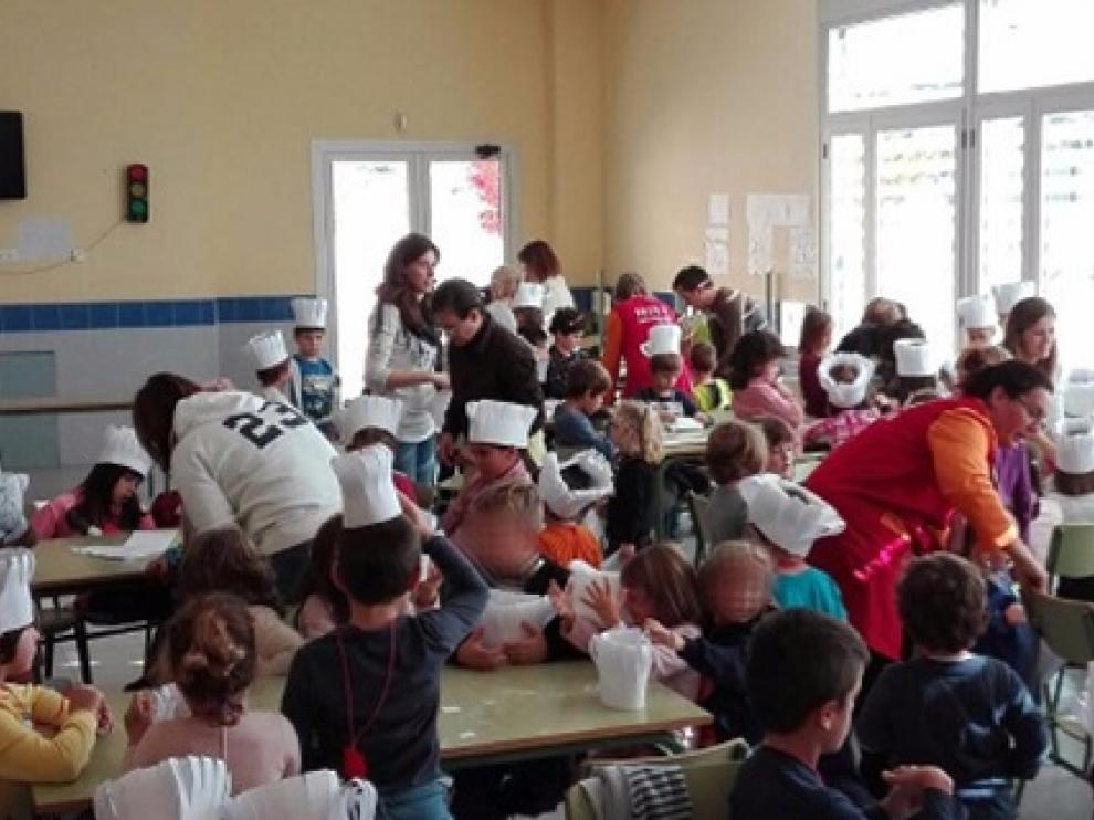 Los niños de Tierz, con sus gorros de cocineros.