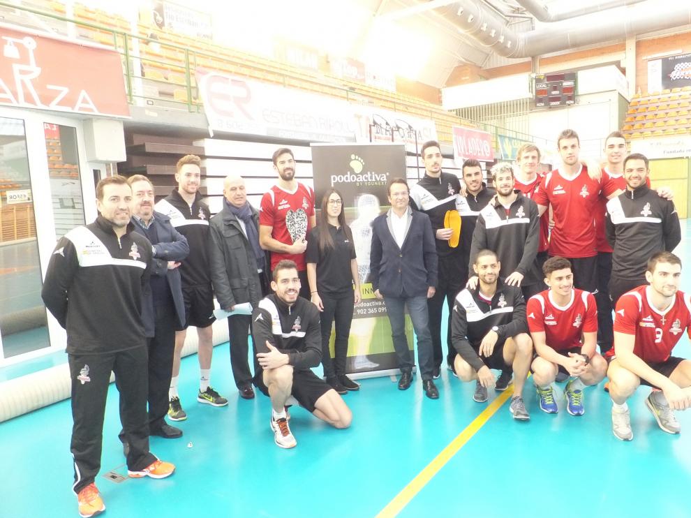 La plantilla del CV Teruel posa con el equipo de Podoactiva.