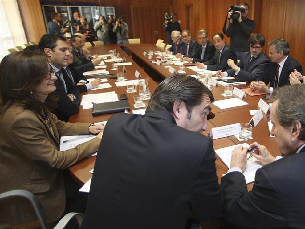 El vicepresidente de la Junta, José Antonio de Santiago-Juárez (d) y el consejero de Fomento y Medio Ambiente, Juan Carlos Suárez-Quiñones (i), durante la reunión de la Comisión de Coordinación Territorial, en Soria