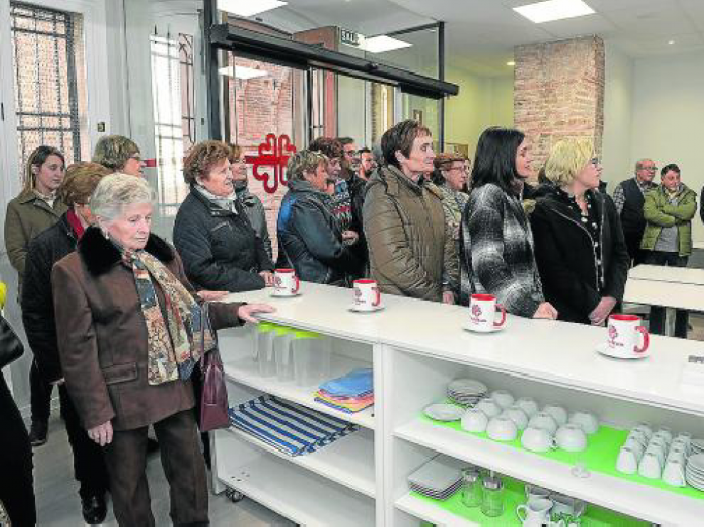 La inauguración ayer del hogar de Cáritas reunió a decenas de turolenses.
