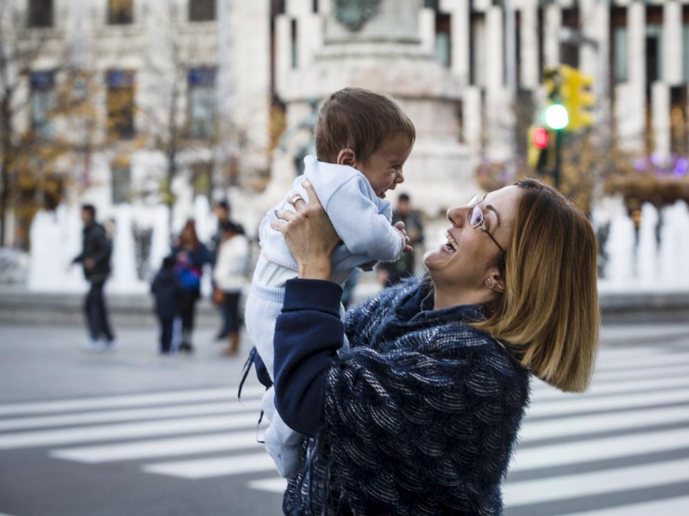 Susana Martínez y su hijo Lucas ríen en la plaza de España, en Zaragoza