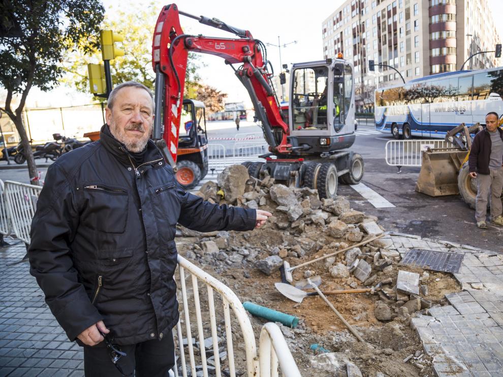 José Luis Zúñiga, en el tramo de acera que se renovará en las próximas semanas.