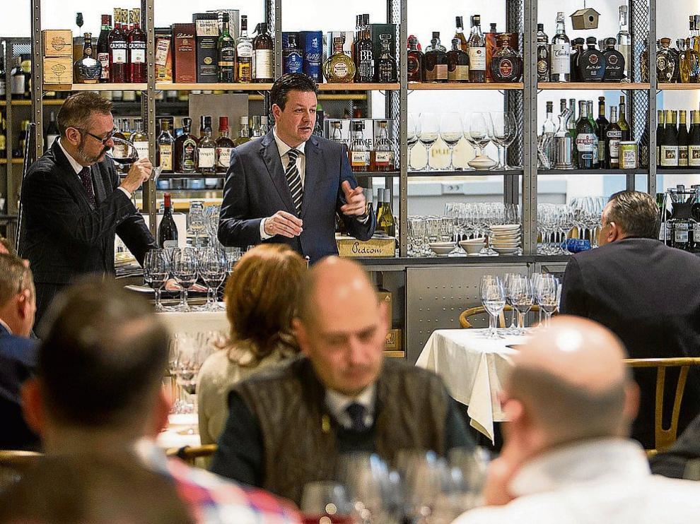 Jesús Solanas y José Ferrer, durante la cata vertical de Gran Vos en el restaurante Absinthium.