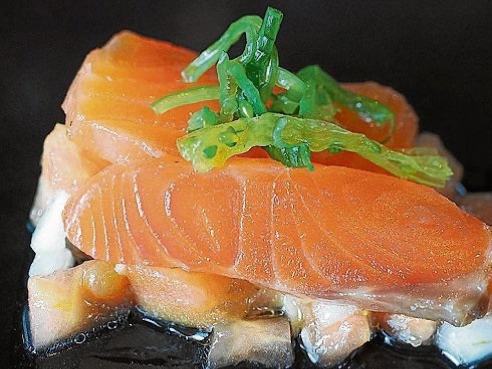 Sashimi de salmón sobre cebolla y tomate, tartar de atún rojo se sirve con otro de carne y canelón de rabo de toro.