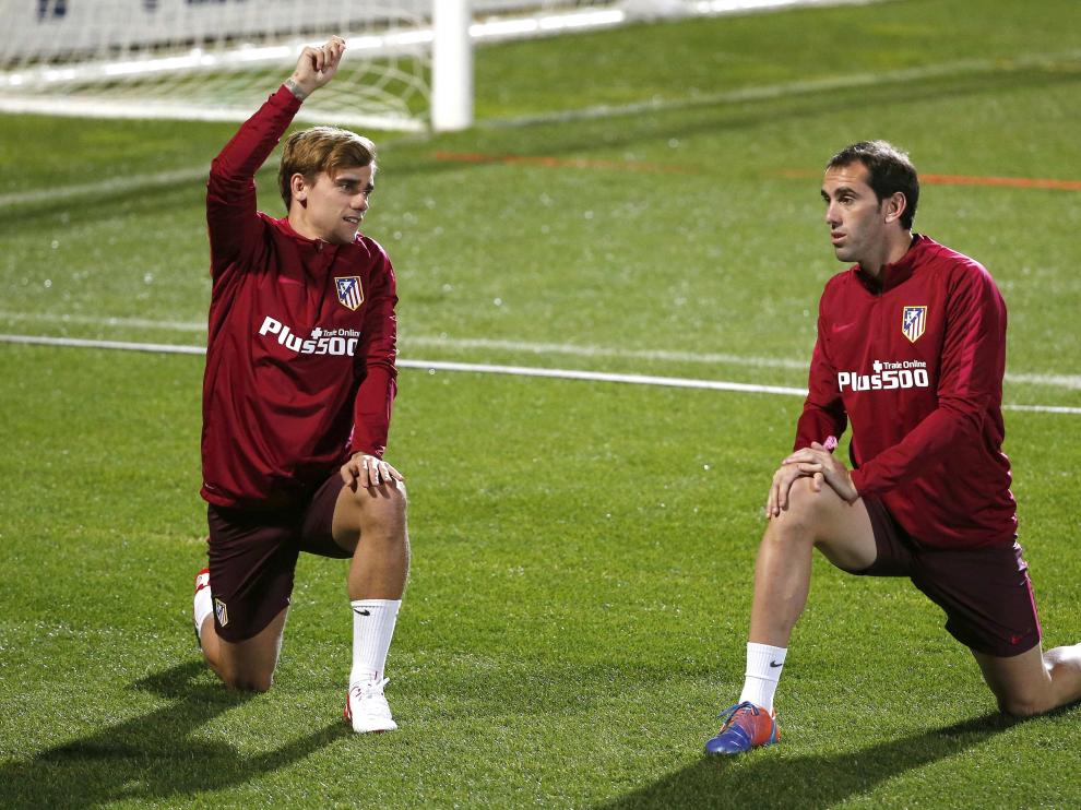 Griezmann, junto a Godín, en el entrenamiento.