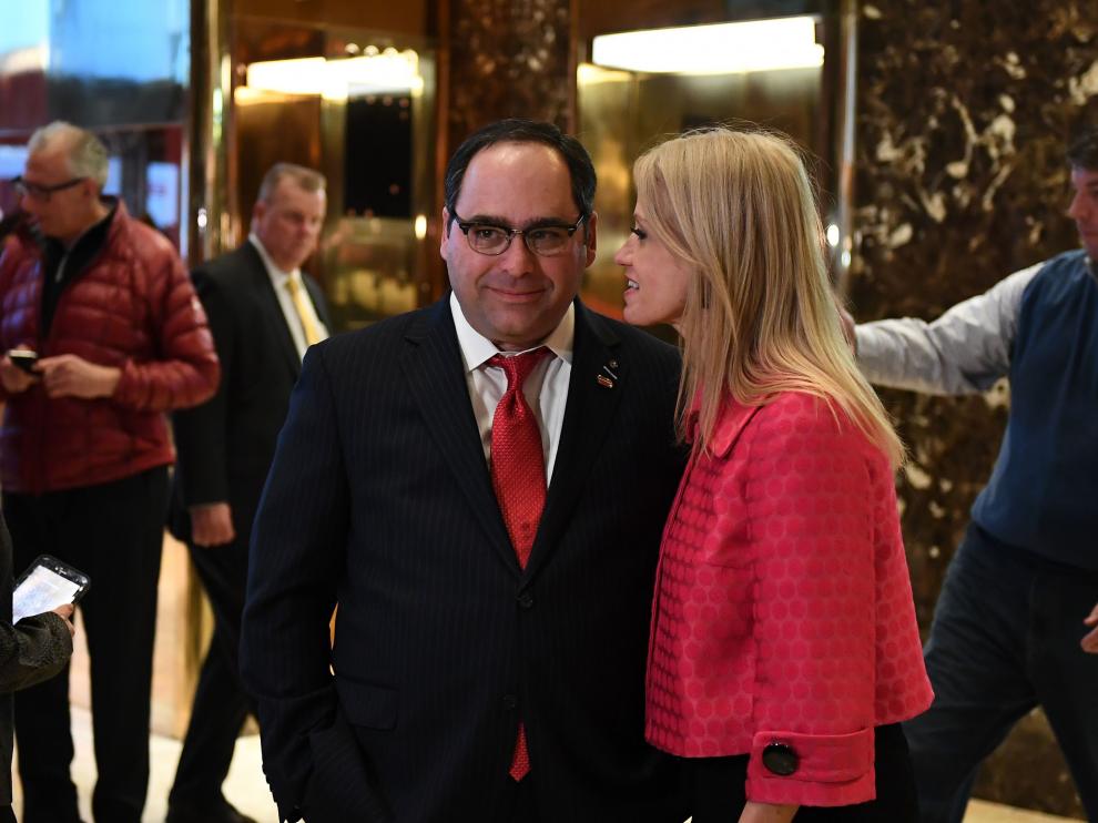 George Gigicos, con la jefa de campaña de Trump, Kellyanne Conway.