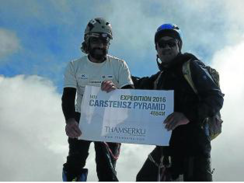 Carlos Pauner, en la cima de la Pirámide Carstensz.
