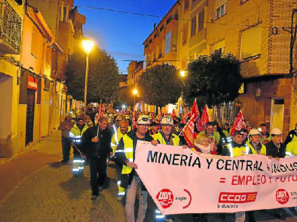 La marcha nocturna para reclamar la continuidad de la central térmica recorrió las calles de Andorra con los mineros del carbón al frente.