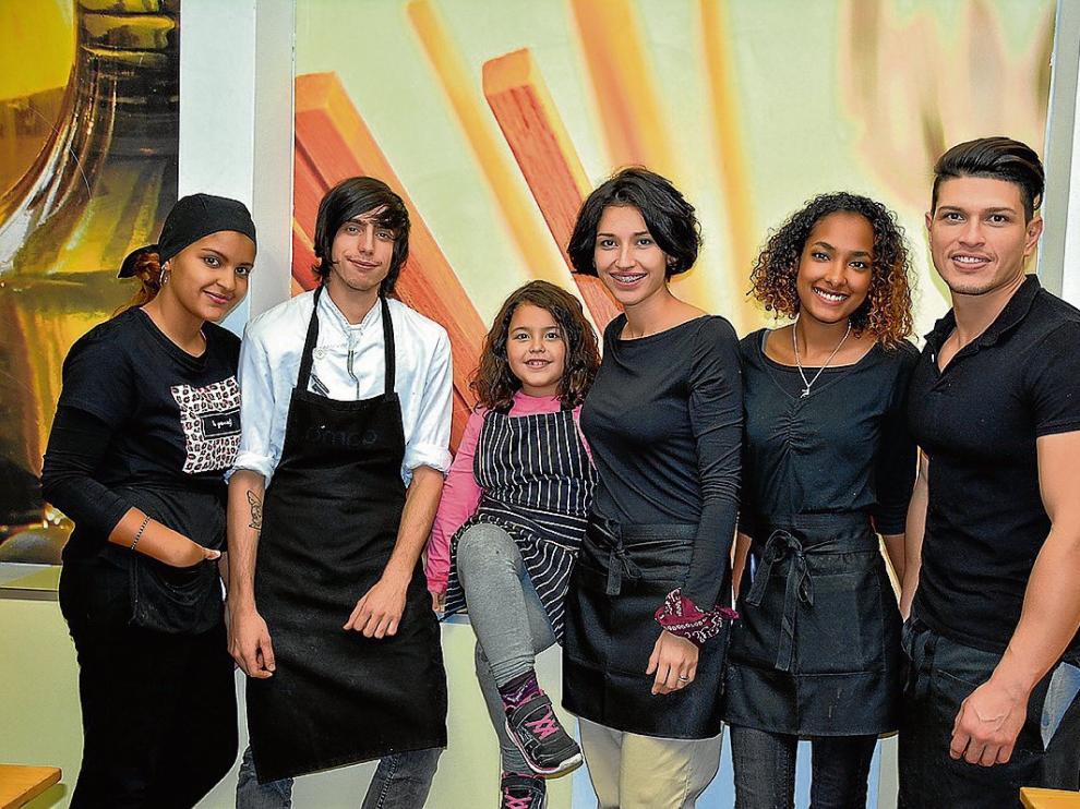 Nicol Ahmed, Rubén Megino, Elvira Morán y su hija Ruth Marteles, Daniela Cardona y Raúl Morán.