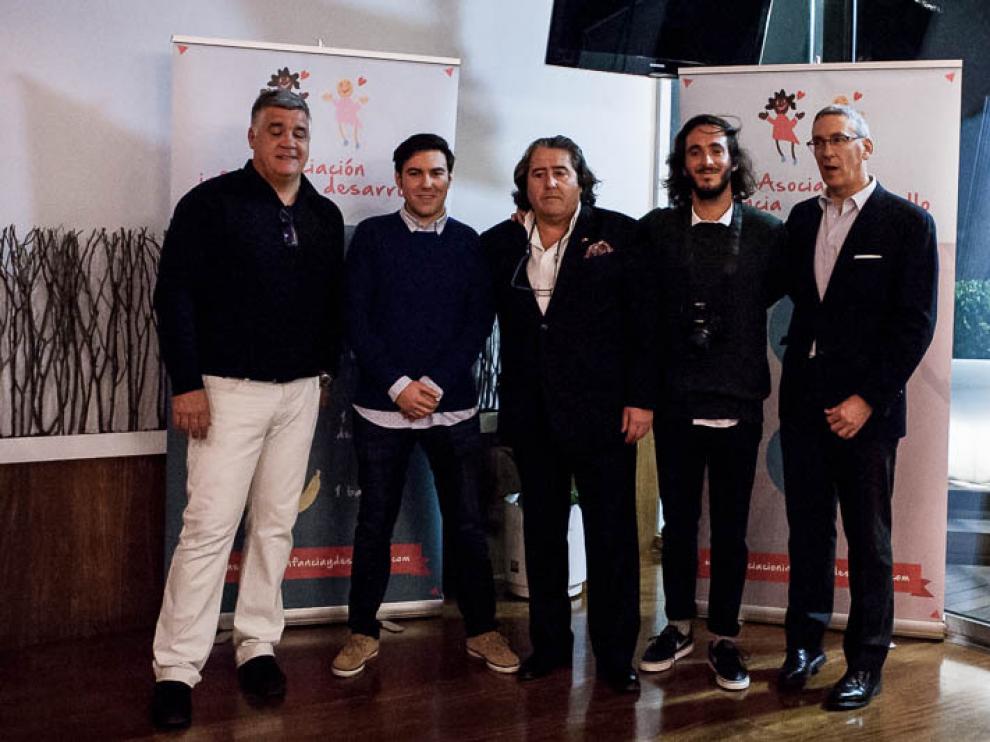 Quique Ruiz Padre, Emilio Biel, padre e hijo, y Josechu Pajares, padre e hijo, en el restaurante Tres Mares.