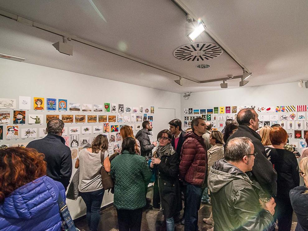 Hubo momentos en que la sala de exposiciones del Cuarto Espacio se llenó de gente.