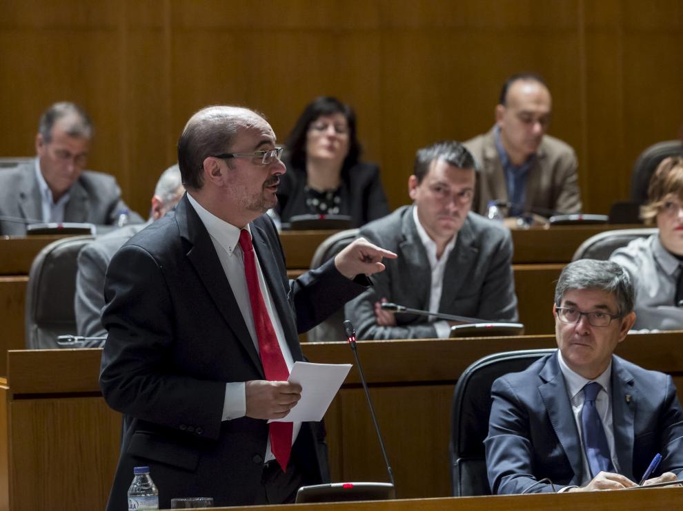 Lambán durante un pleno de las Cortes