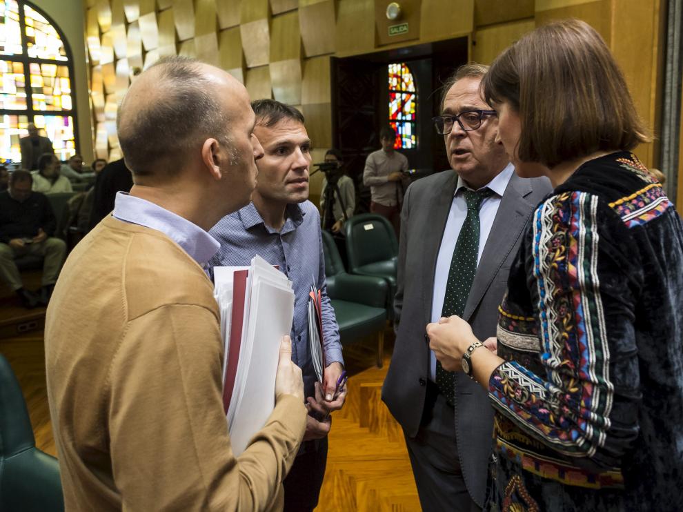 Los socialistas y ZEC tuvieron varios desencuentros ayer. En la imagen, Carmelo Asensio (CHA), Pablo Muñoz (ZEC), Carlos Pérez Anadón (PSOE) y Sara Fernández (Ciudadanos)