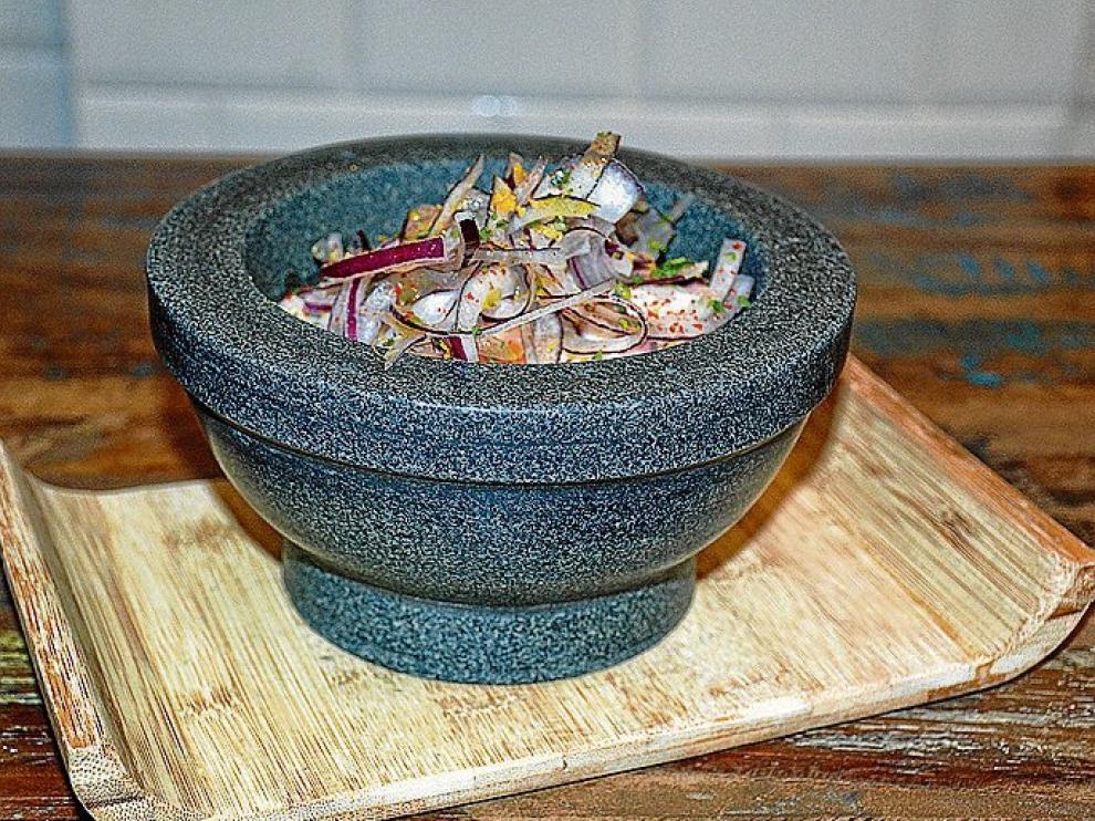 Cebiche mixto, naranja y frutos secos.