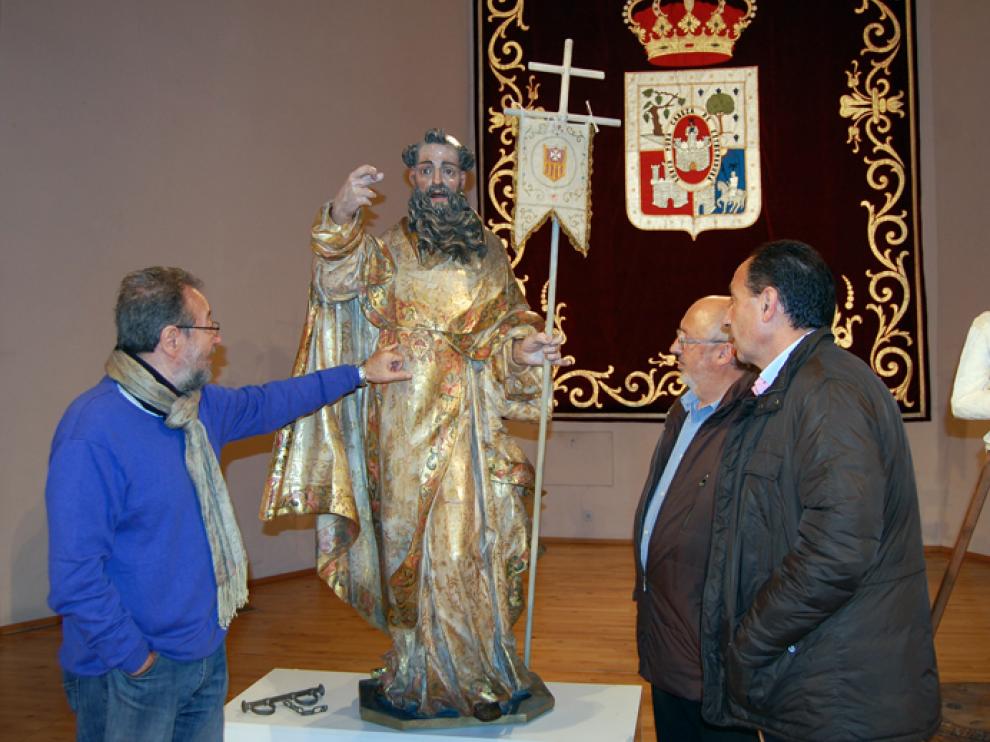 El delegado territorial de la Junta, Manuel López, y el diputado de Cultura de la Diputación, Amancio Martínez, han presentado este viernes las dos esculturas restauradas