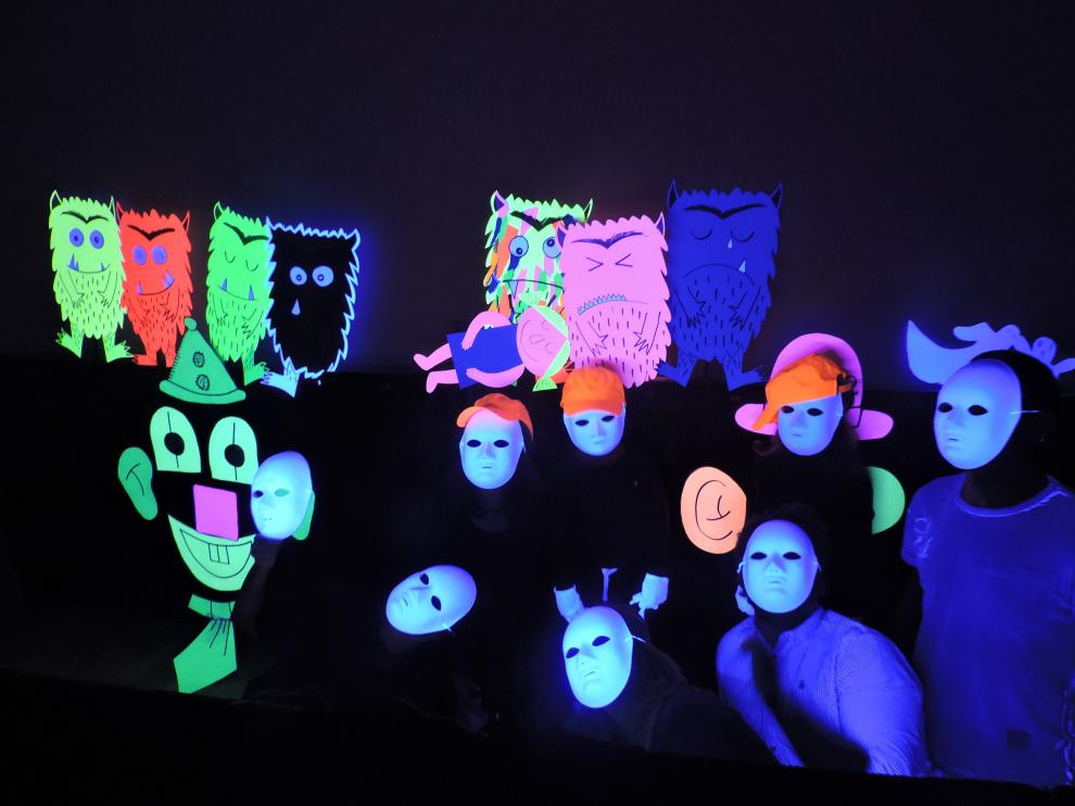 Colores y emociones brillaron en la oscuridad en el taller.