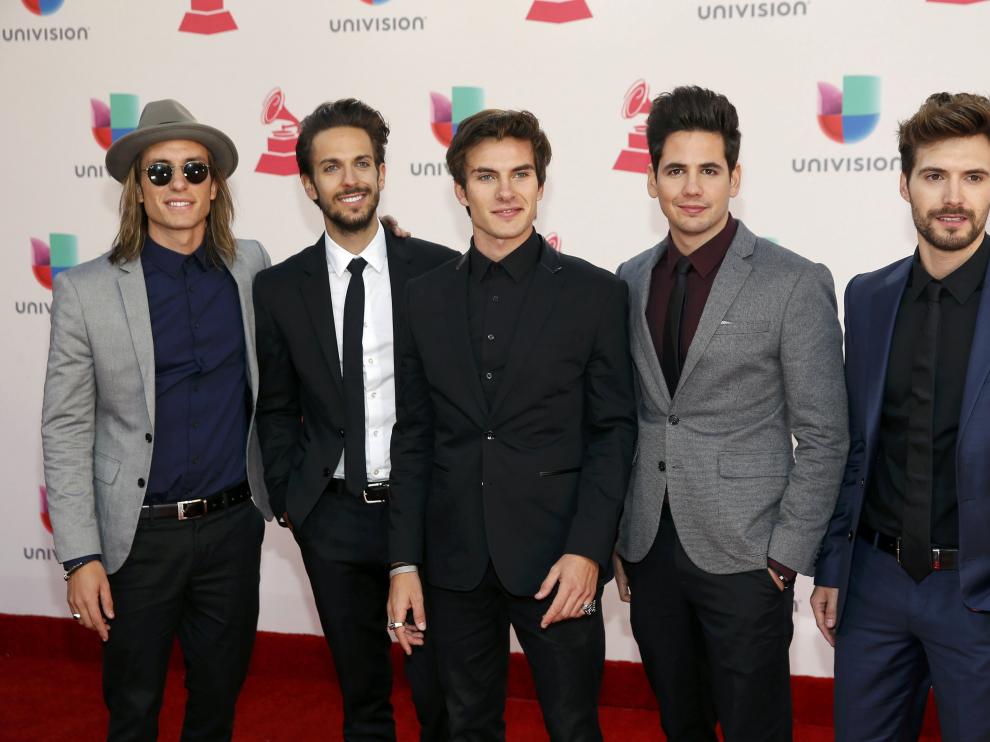 El grupo Dvicio en la alfombra roja de los Grammy Latino.