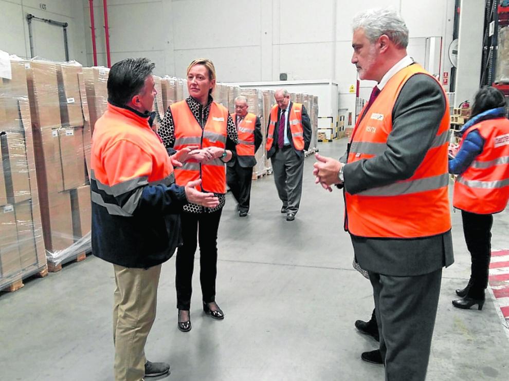 La consejera de Economía, Marta Gastón, junto a Fernando Carreras, ayer, en el almacén del grupo.