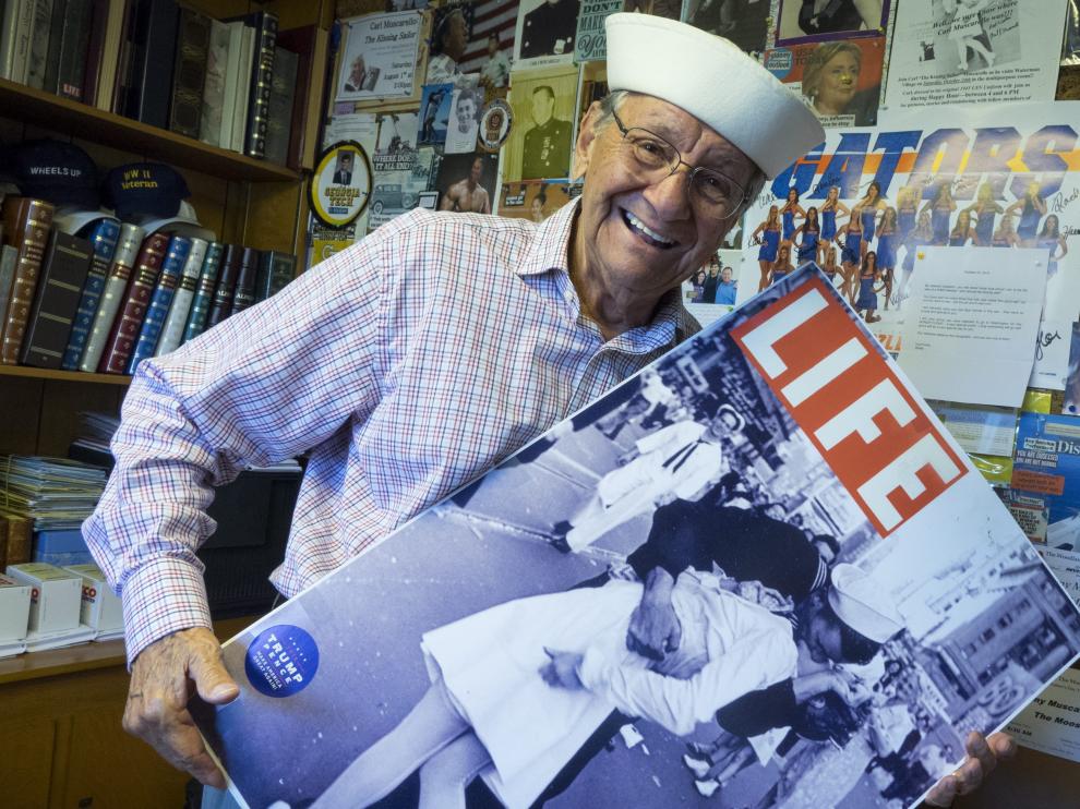 Carl Muscarello, el marinero más besucón de Times Square.