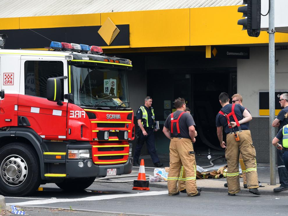 Incendio provocado en la sucursal de Commonwealth Bank, en Australia.