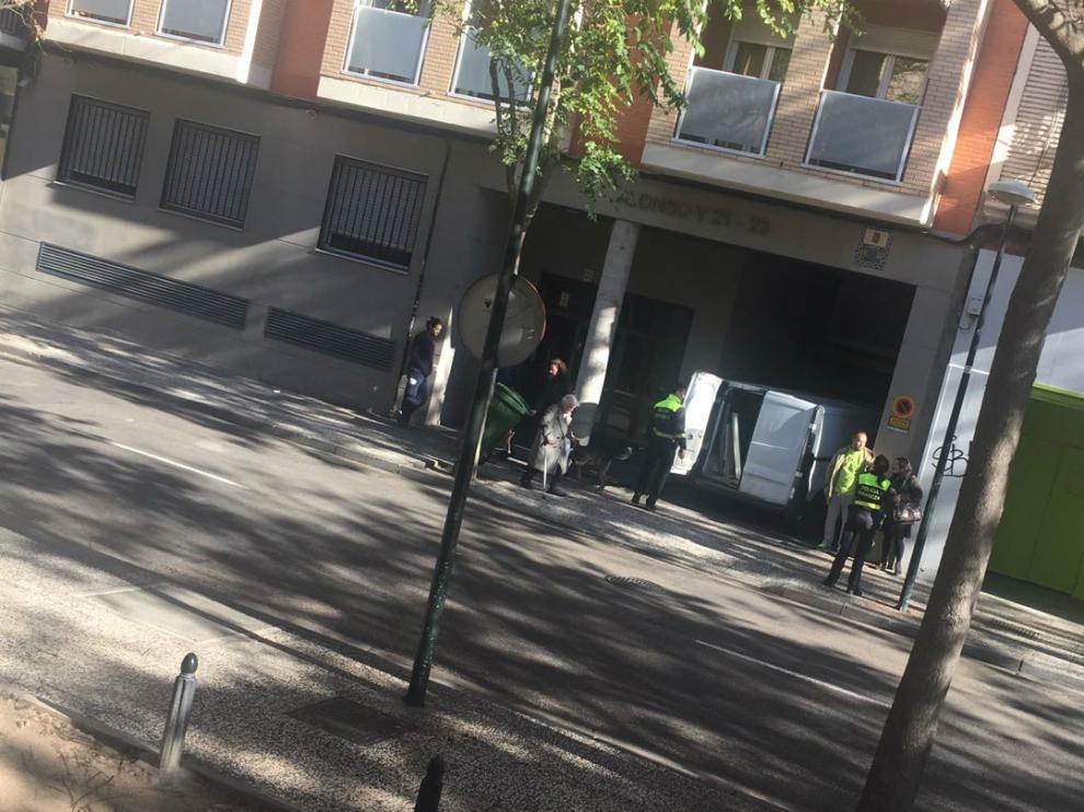 Edificio en la calle de Alonso V, con varios pisos ocupados.