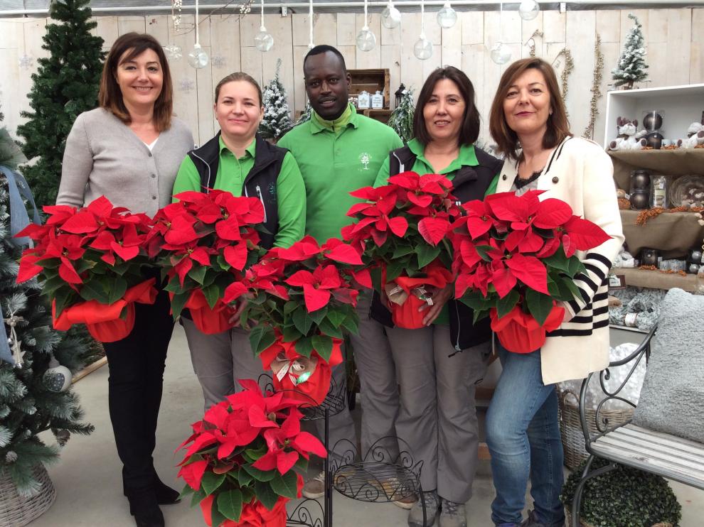 Equipo de Viveros Ordovás, con algunas de las flores de Pascua solidarias.