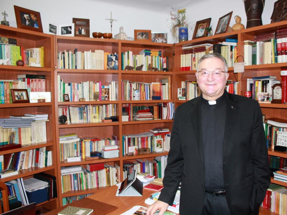 El obispo Antonio Gómez, en la biblioteca de su casa en Palencia.