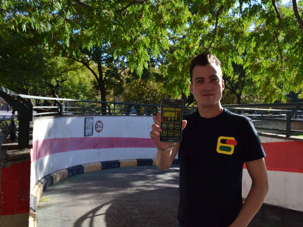 Juan López Miranda muestra su app, a la entrada del garaje de la plaza San Francisco