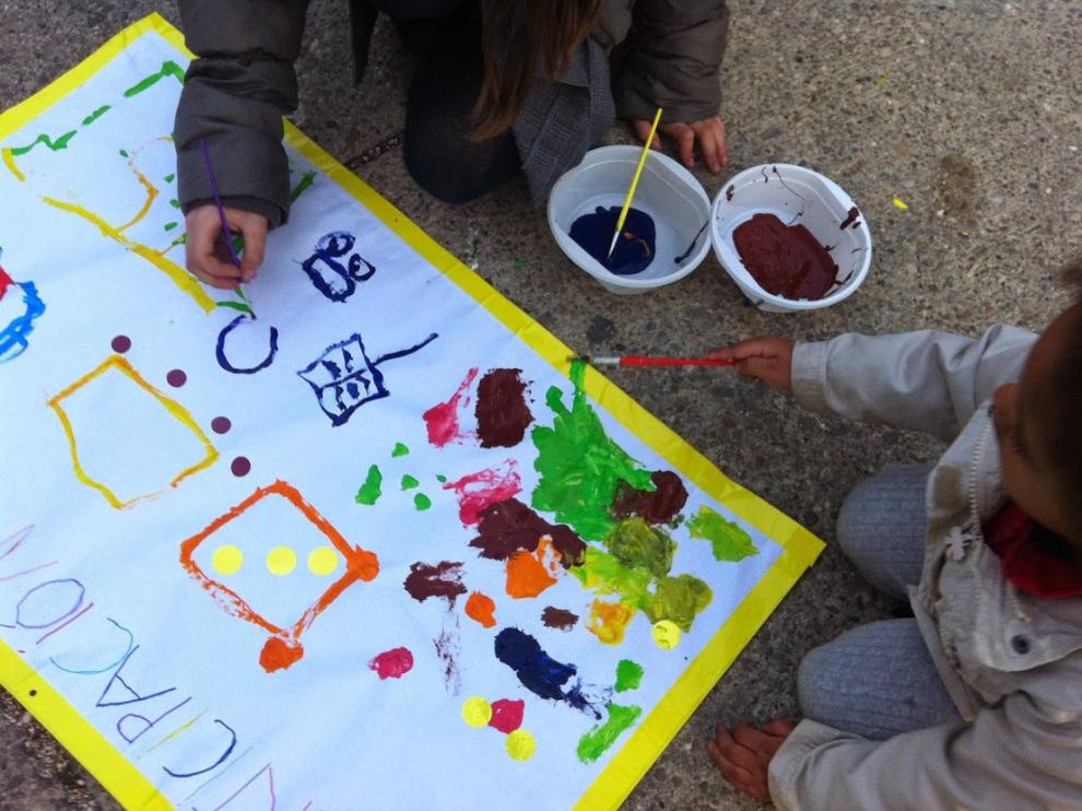 Los niños pintan murales, en una de las actividades de la Semana de la Infancia
